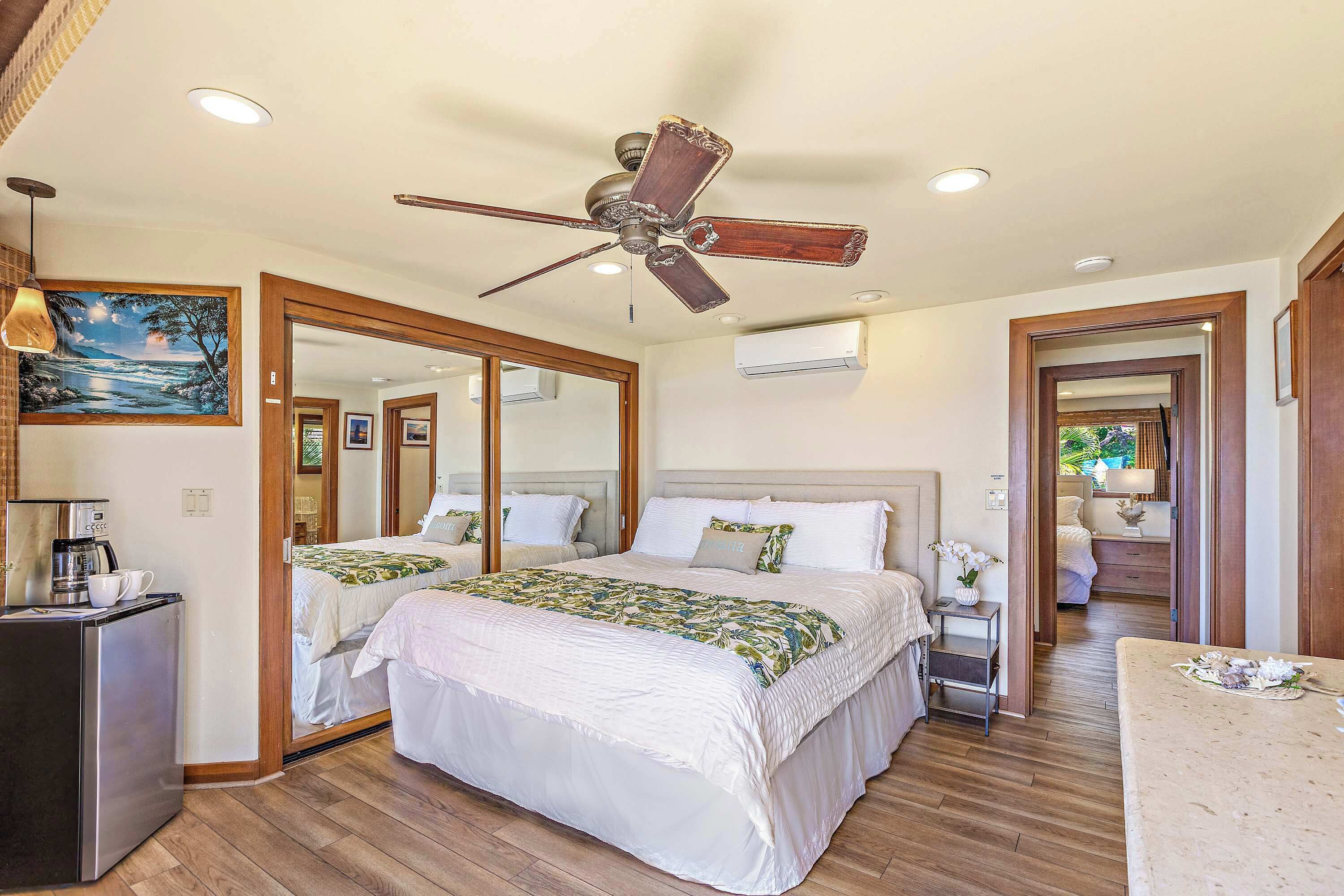 3 makuuhuonetta, työpöytä, silitysrauta/-lauta, vauvan matkasänky