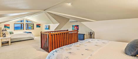 3 habitaciones, escritorio y tabla de planchar con plancha