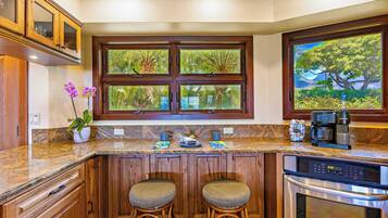 Geladeira, micro-ondas, fogão, cooktop