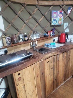 Ferienhütte | Eigene Küche | Kühlschrank, Herdplatte, Wasserkocher, Kochgeschirr/Geschirr/Besteck