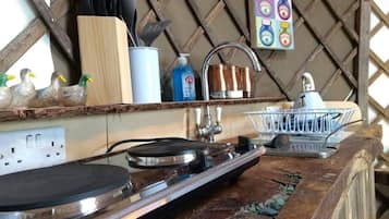 Cabin | Private kitchen | Fridge, stovetop, electric kettle, cookware/dishes/utensils
