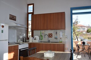 Appartamento Tradizionale | Cucina privata | Frigorifero, bollitore elettrico, tavolo da pranzo