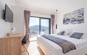 3 bedrooms, travel crib, free WiFi, bed sheets