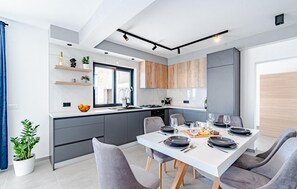 Frigorifero, forno, piano cottura, lavastoviglie