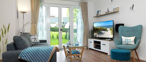 Fernseher, DVD-Player, Bücher, Stereoanlage