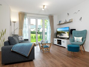 Fernseher, DVD-Player, Bücher, Stereoanlage