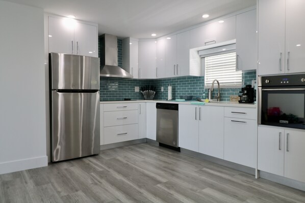 Réfrigérateur, four à micro-ondes, un four, surface de cuisson