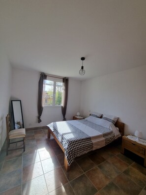 3 slaapkamers, een strijkplank/strijkijzer, reisbedje, wifi