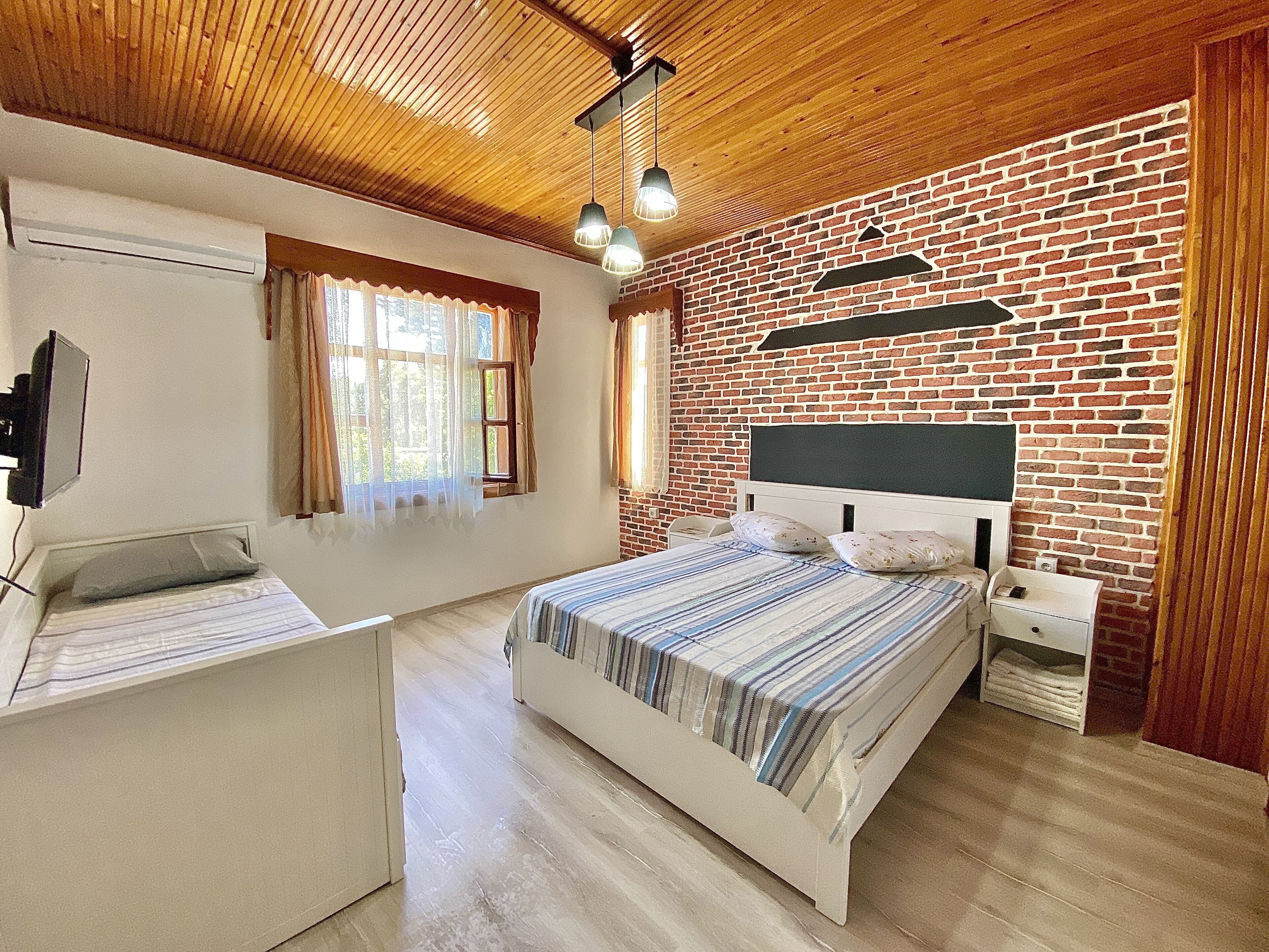 Old Town Famous Aparts