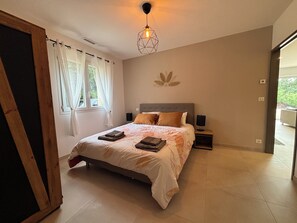 4 habitaciones, tabla de planchar con plancha y cuna de viaje 