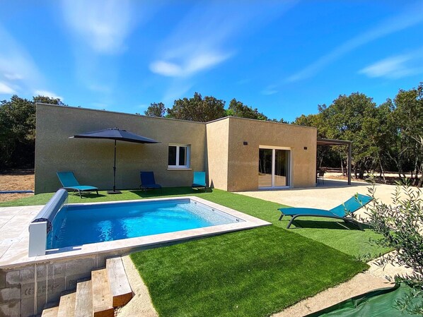 Una piscina al aire libre, una piscina climatizada