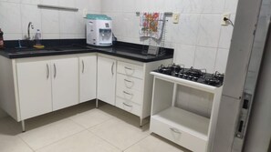 Micro-ondas, talheres/pratos/utensílios de cozinha