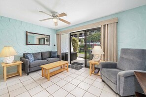 Smart TV - Casa De Emdeko B122: Cozy 1-bedroom condo near Kailua-Kona, sleeps 4. (Kailua-Kona)