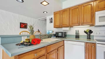Coffee/tea maker, fridge, microwave, oven