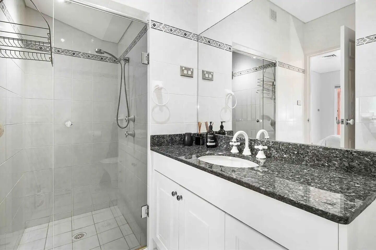 Baignoire, sèche-cheveux, serviettes fournies, savon