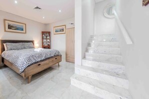 4 bedrooms, iron/ironing board, free WiFi, bed sheets
