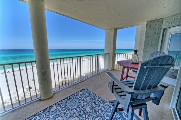 Un balcon avec vue sur la plage et l’océan.