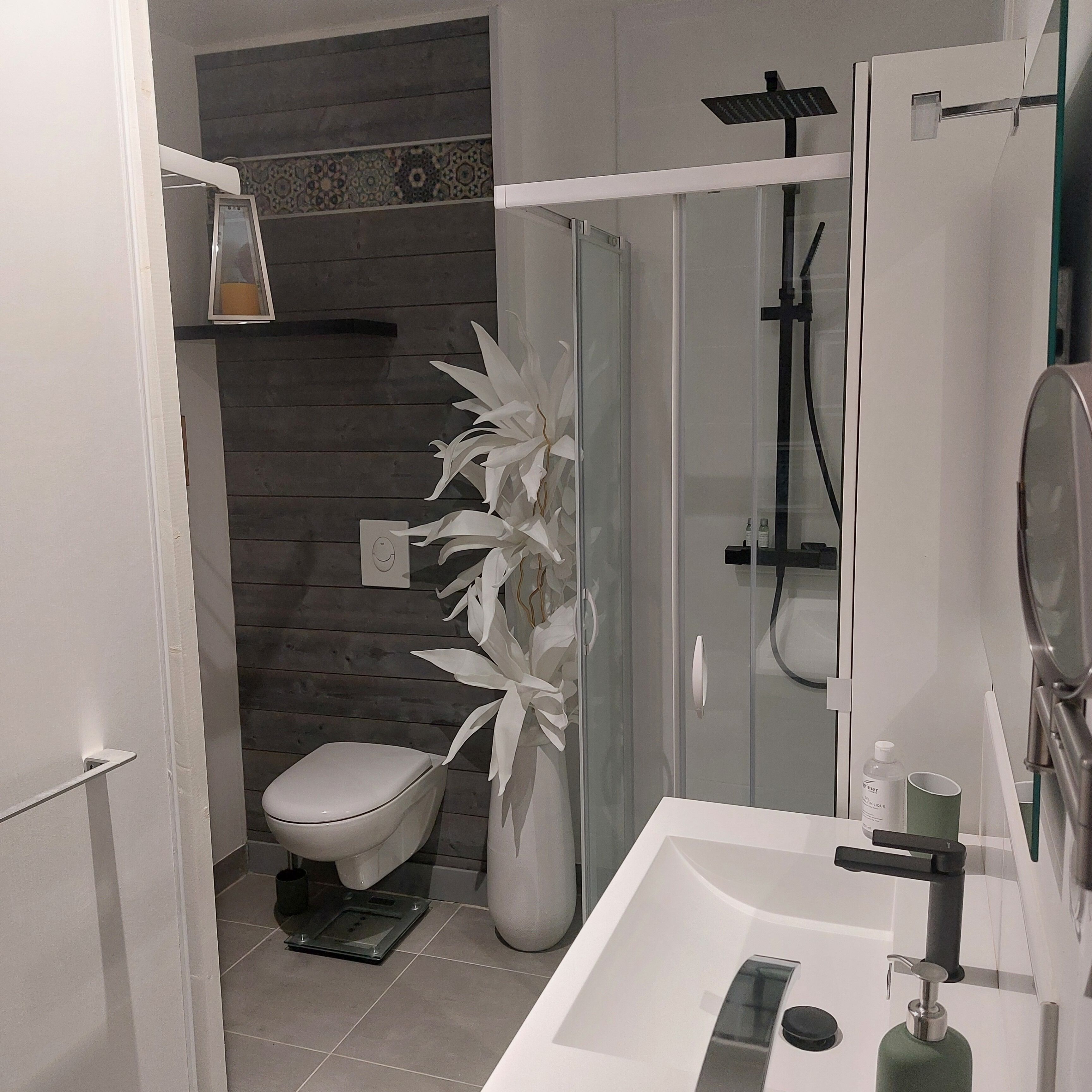 Een douche, een haardroger, handdoeken, shampoo