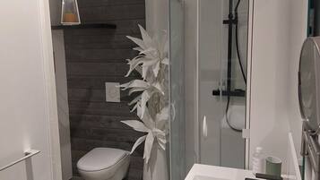 Een douche, een haardroger, handdoeken, shampoo