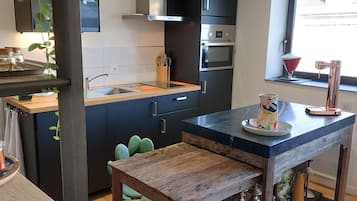 Een koelkast, een microgolfoven, een oven, een kookplaat