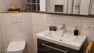 Dusche, Haartrockner, Handtücher, Seife