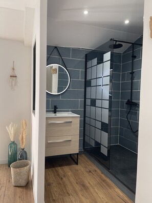 Regadera, amenidades de baño ecológicas, secadora de cabello, jabón 
