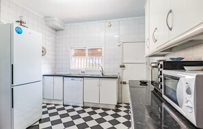 Mikrowelle, Herdplatte, Geschirrspüler, Kochgeschirr/Geschirr/Besteck