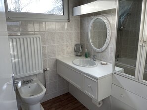 Combined shower/bathtub, hair dryer, bidet, towels