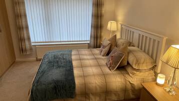 3 bedrooms, desk, iron/ironing board, travel cot