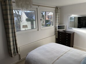 3 bedrooms, desk, iron/ironing board, travel cot