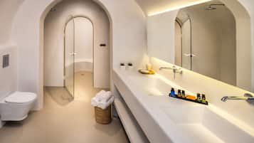 Senior Suite private Outdoor Hot Tub | Bathroom