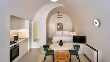 Honeymoon suite | Woonruimte | Een flatscreentelevisie