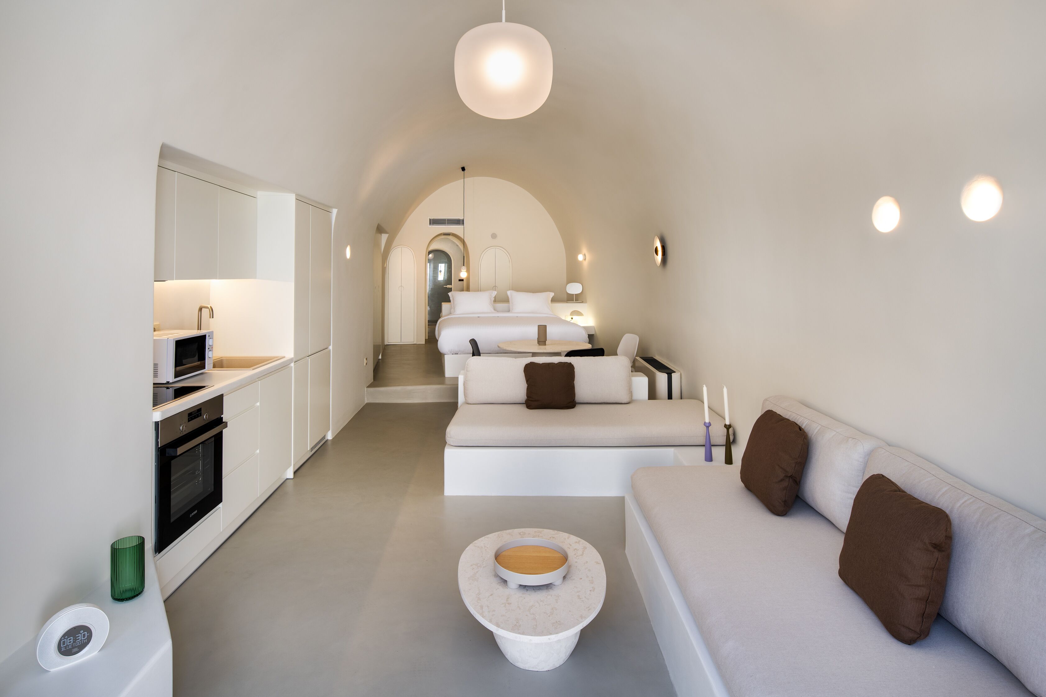 Un intérieur moderne comprenant une cuisine, un coin repas et un espace de vie.