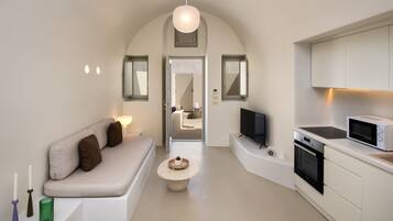 Senior suite | Privékeuken | Een koelkast, een magnetron, een oven, een kookplaat