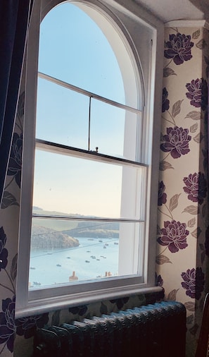 A room with a large arched window overlooking a body of water with boats. - Unique period house in the heart of Salcombe (Salcombe)