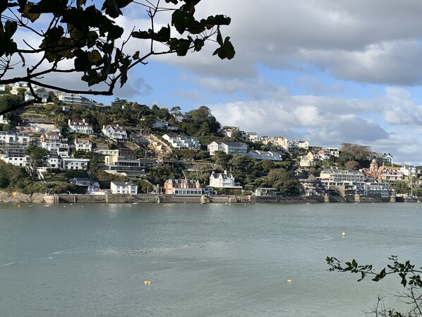 A coastal town with houses on a hillside overlooking the sea. - Unique period house in the heart of Salcombe (Salcombe)