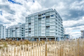 Situated beachfront, this hotel offers stunning views of the surrounding area.