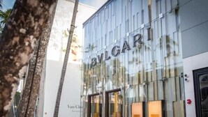 Een modern gebouw met het BVLGARI logo op de gevel.