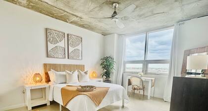 ☀ Sunset Views • Pristine • Rooftop Pool & Lounge • Chic MIA • Parking Included