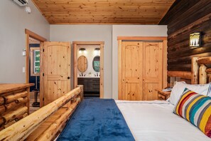 3 bedrooms, iron/ironing board, free WiFi, bed sheets - 🫎Moose Lodge🎄 5 STAR Christmas Cabin🪵Close to TOWN🌙Hot Tub under the stars✨ (Berkeley Springs)