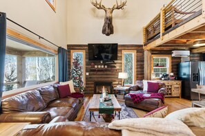 Smart TV, fireplace, DVD player, video library - 🫎Moose Lodge🎄 5 STAR Christmas Cabin🪵Close to TOWN🌙Hot Tub under the stars✨ (Berkeley Springs)
