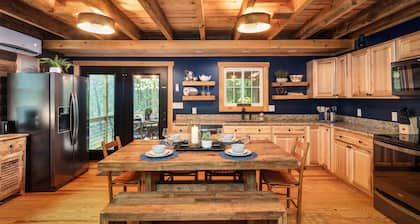 🫎Moose Lodge⭐️Secluded 5 STAR Cabin🪵Close to TOWN🌙Hot Tub under the stars🌲