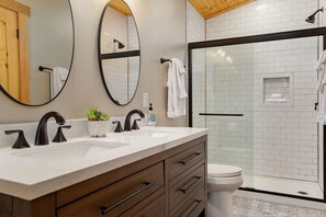Bañera con ducha, secador de pelo, toallas, jabón