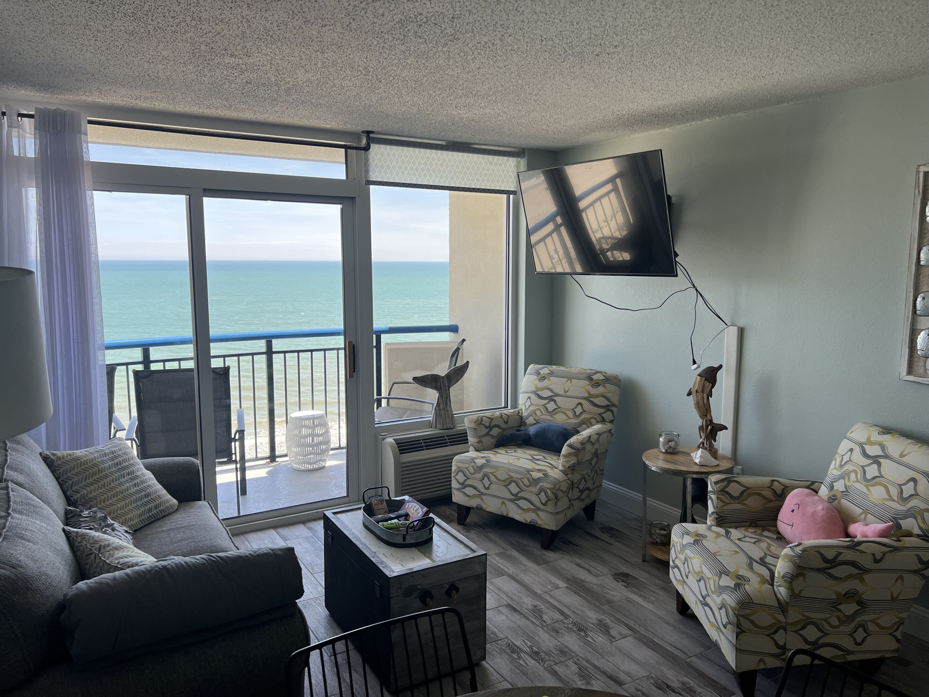 Oceanfront Top Floor Condo -less than a mile to CCMF/Central Myrtle