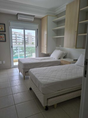 3 bedrooms, WiFi - 1 min from the beach! Beautiful Apt. with 3 bedrooms and 3 bathrooms (Bertioga)