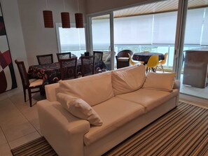 Living area - 1 min from the beach! Beautiful Apt. with 3 bedrooms and 3 bathrooms (Bertioga)