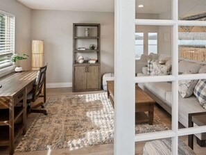 Smart-tv, een open haard en een kantoor