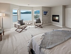 6 quartos, escrivaninha, ferros/tábuas de passar roupa, berço de viagem