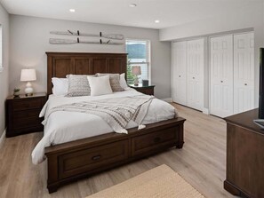 6 slaapkamers, een bureau, een strijkplank/strijkijzer, reisbedje