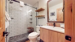 Combined shower/bathtub - Pet-Friendly, Updated Décor. Washer/Dryer, Balcony, Short Walk to The Village (Mammoth Lakes)